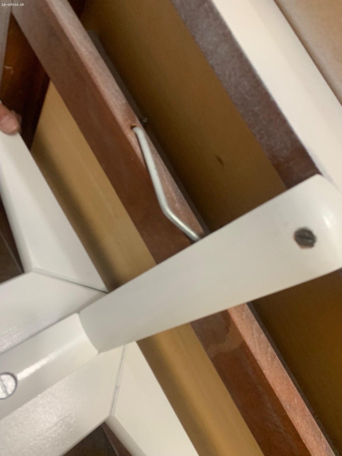 Okrúhly rozkladací stôl. 105 cm priemer, dá sa roztiahnuť
treba ho natrieť
kombinácia masiv a asi mdf