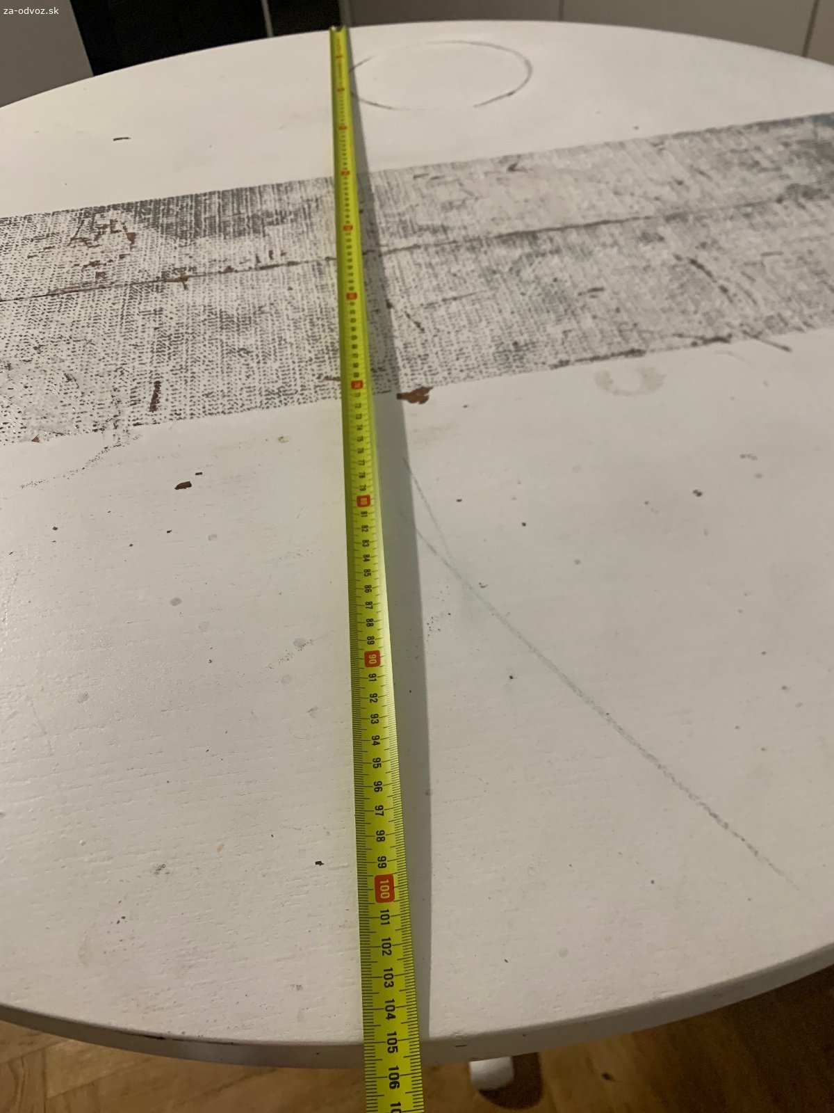 Okrúhly rozkladací stôl. 105 cm priemer, dá sa roztiahnuť
treba ho natrieť
kombinácia masiv a asi mdf