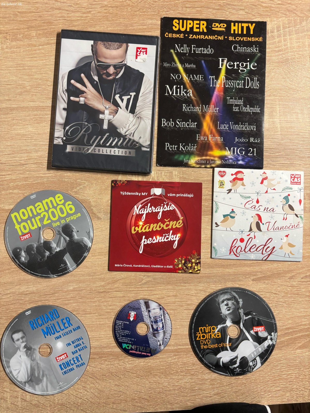 Panasonic RQ-L30. Darujem za odvoz funkčný kazetový rekordér + par kaziet a rôzne druhy CD.
Najlepšie všetko spolu.