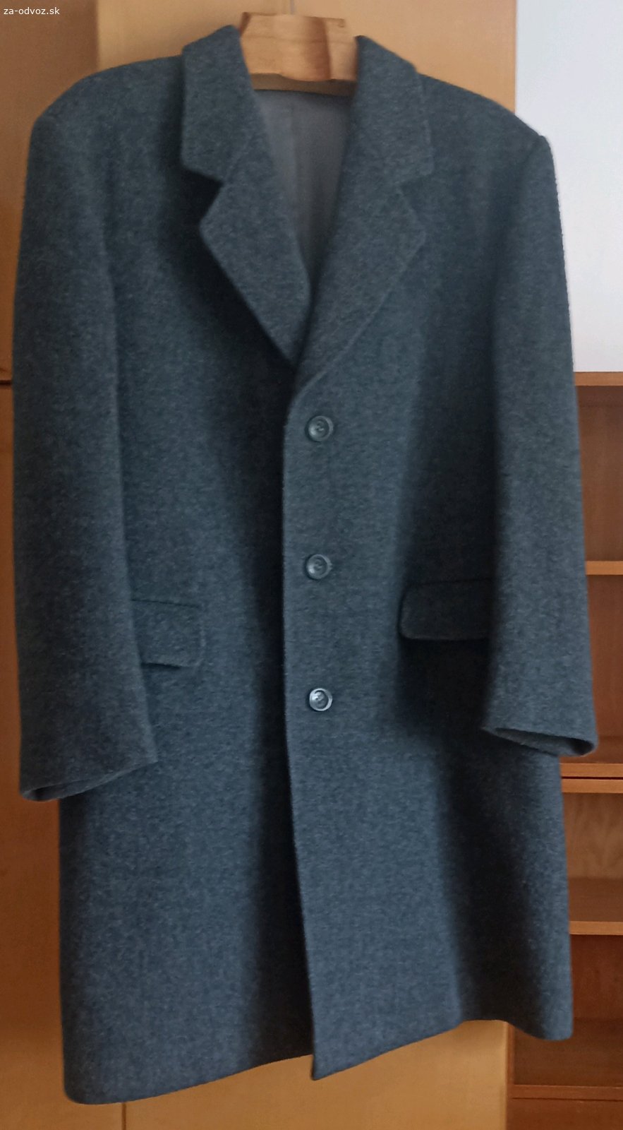 Pánske kabáty. Darujem kabáty:
1. dĺžka 123cm
2. dĺžka 104cm, veľmi teplý
3. dĺžka 103cm