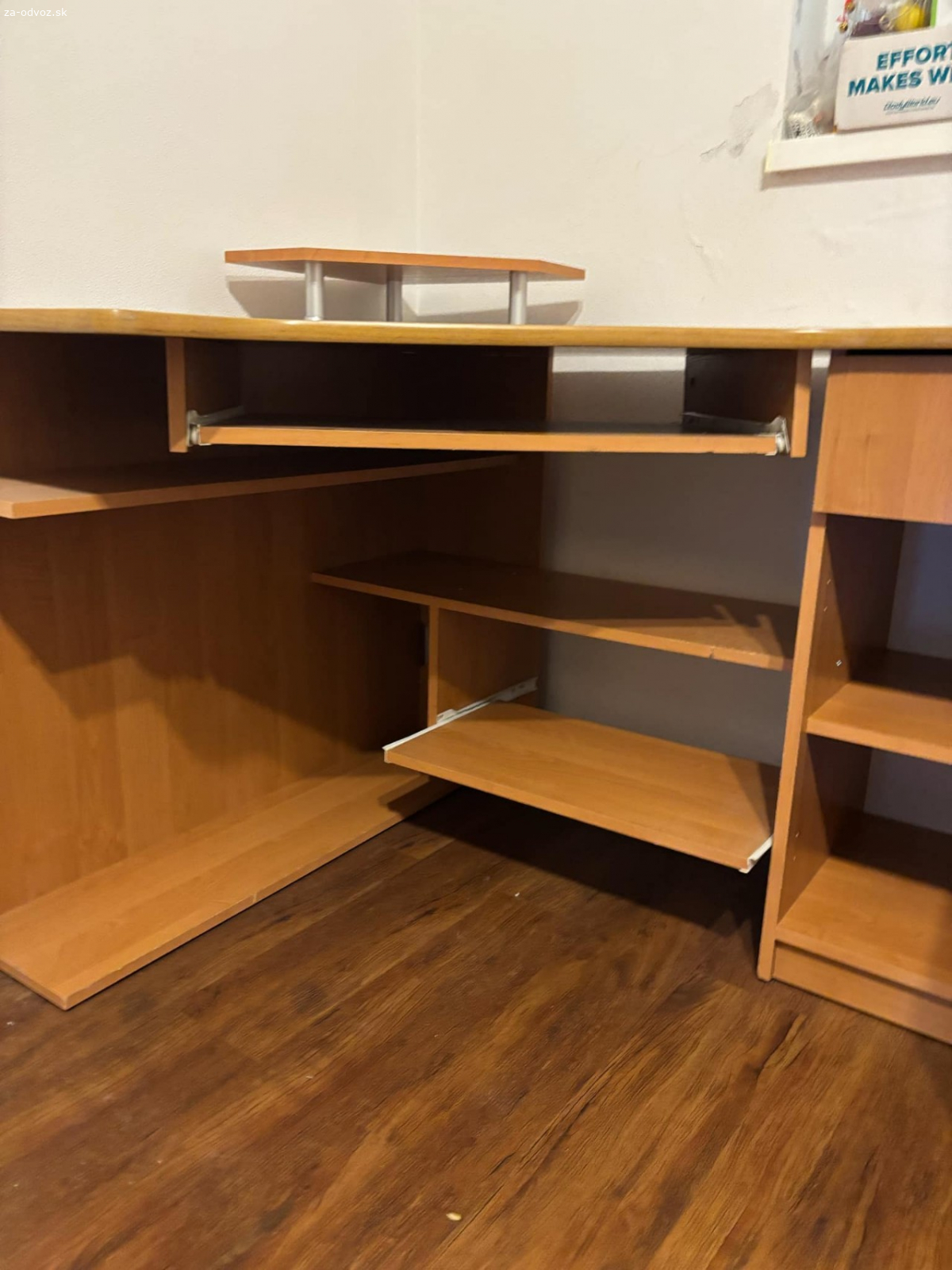 Písací stôl. darujem za odvoz písací stôl, rozmery:
126,5 CM
96,5 CM
76,5 CM výška