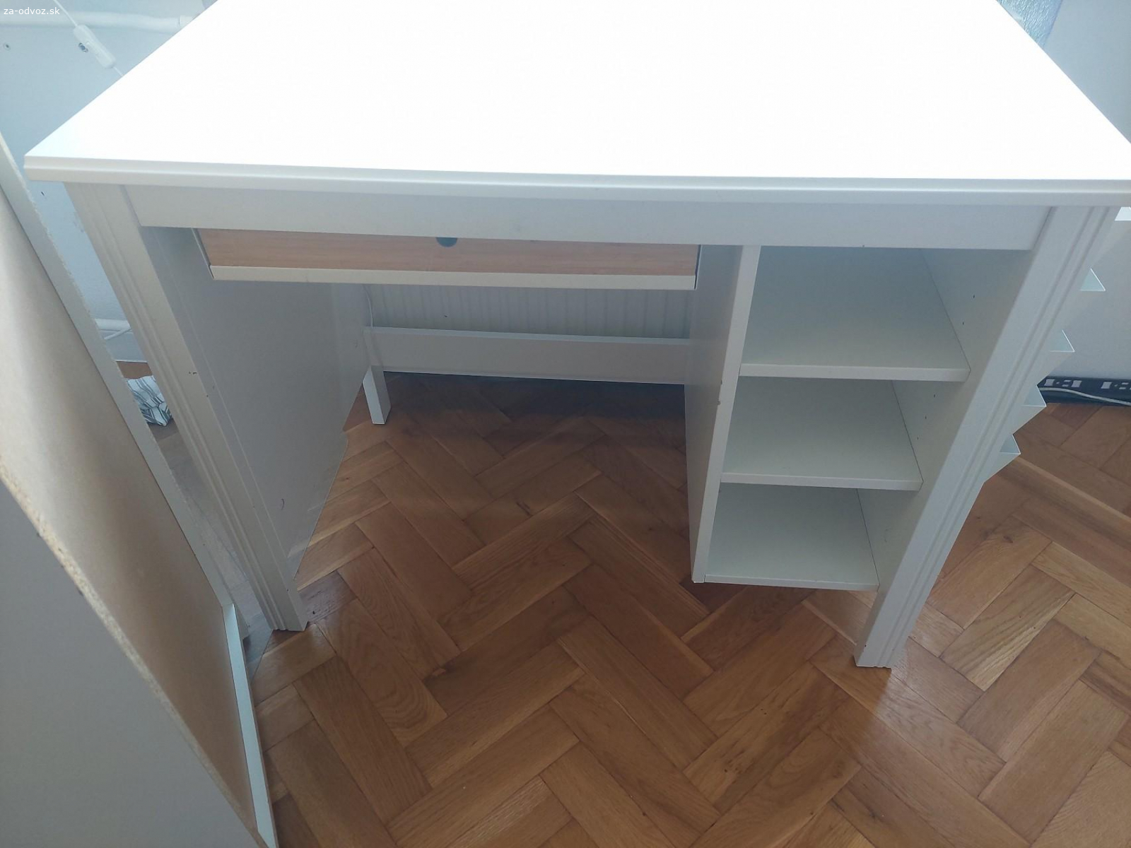 písací stôl. darujem detský písací stôl rozmery 90 x 52 cm, drobnosť poteší.