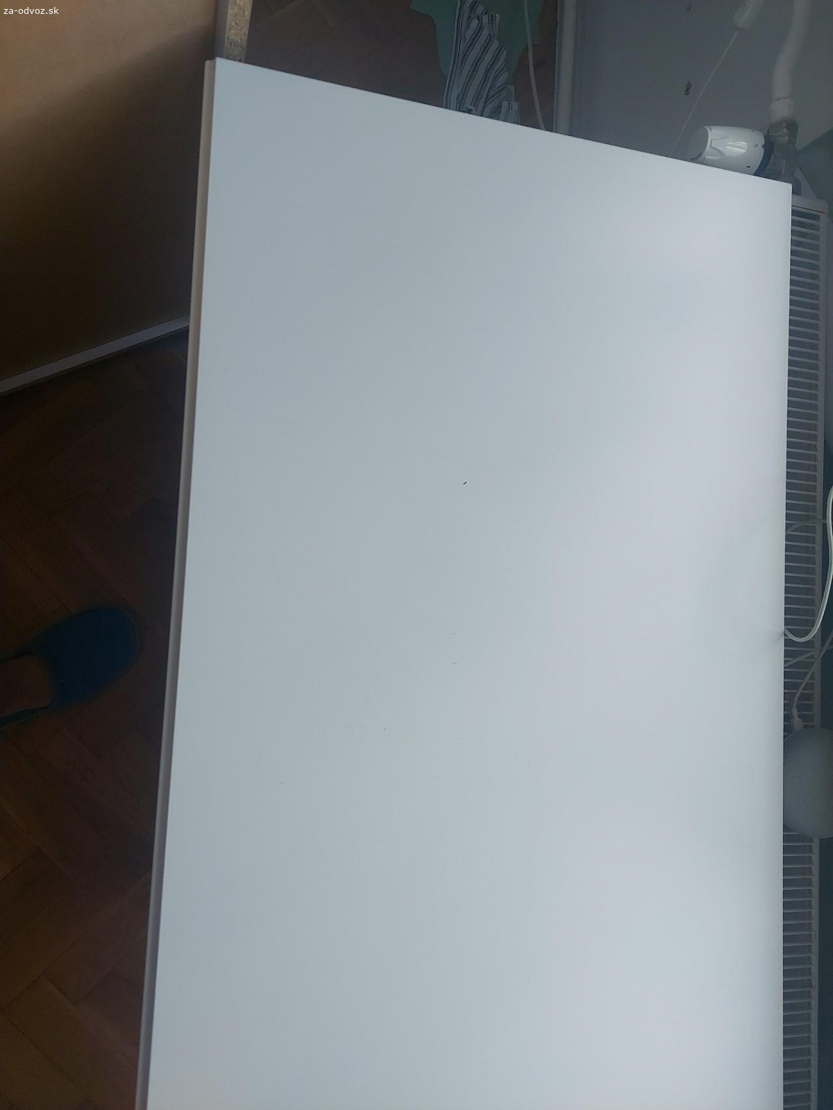 písací stôl. darujem detský písací stôl rozmery 90 x 52 cm, drobnosť poteší.