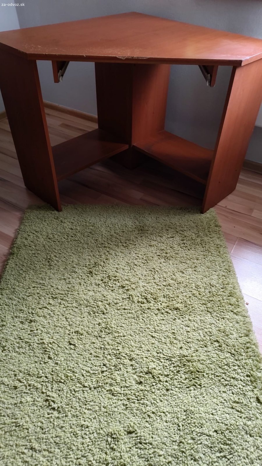 Písací stôl. Darujem za odvoz používaný písací stôl.