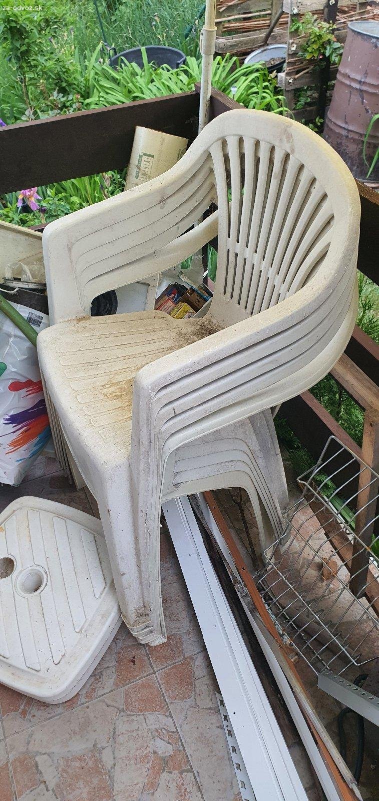 Plastove zahradne stolicky. 7ks plastovych zahradnych stoliciek. 5ks su rovnake, 2ks su odlisneho dizajnu. Treba si ich vycistit, boli ulozene v sklade