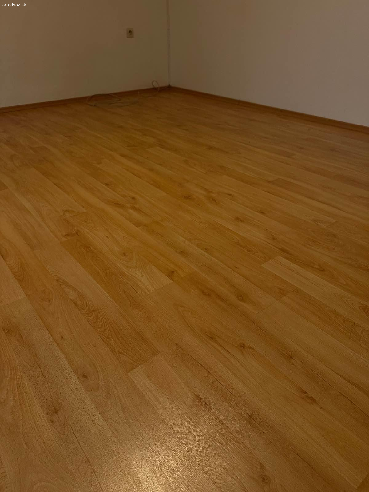 Plávajúca podlaha. 58m2 plávajúcej podlahy.
Používaná ale stále v dobrom stave.