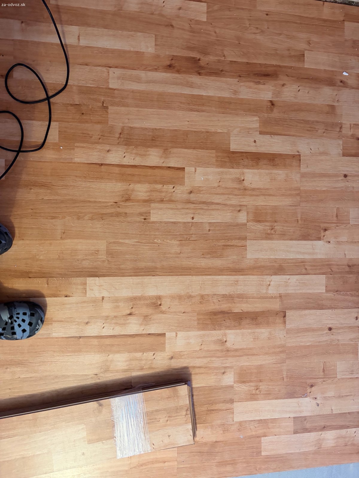 plávajúca podlaha. darujem použitú plávajúcu podlahu. cca 20m2.
