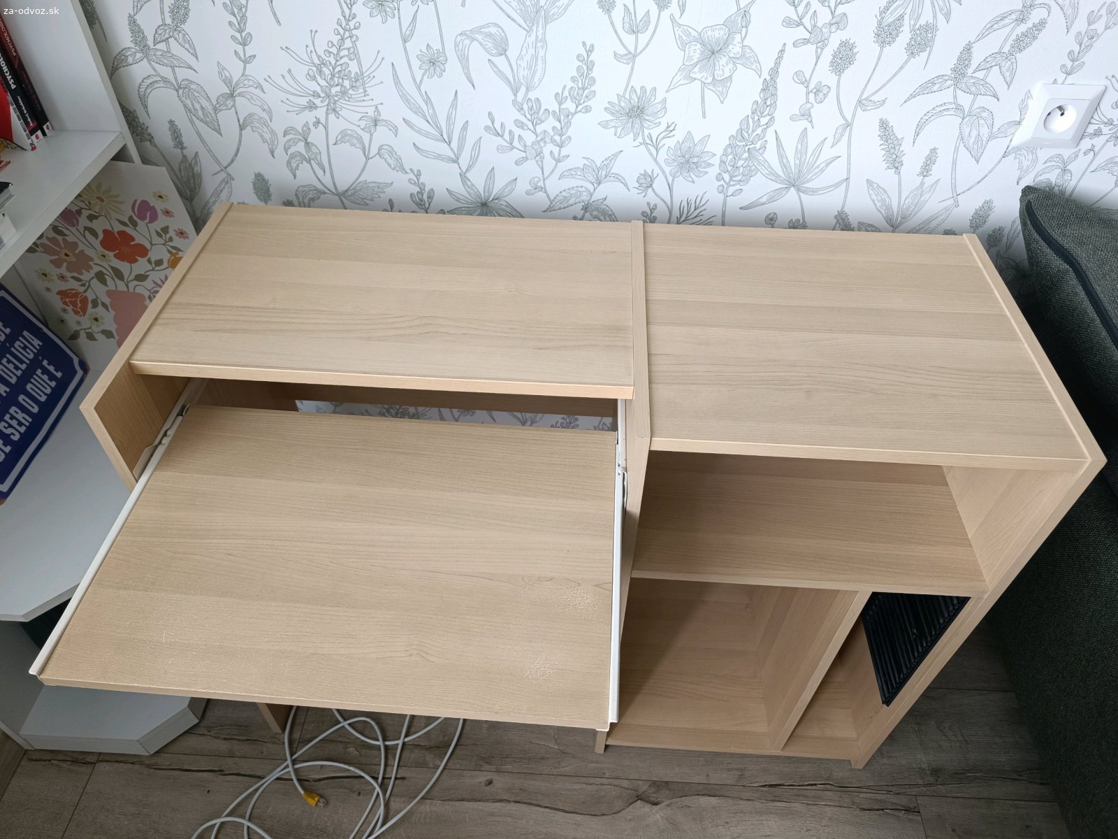 Pocitacovy stol. Darujem pc stol 102 dlzka, 40,5 hlbka nevysunuty, 66 vysunuty. Jedina chyba vylamane veci na cd. A take kozmeticke skrabance na foto. Uz zlozeny na mensie casti, vid posl.foto. BA Dubravka.