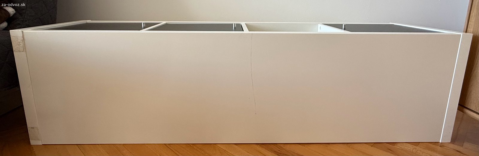 policový diel Kallax. Darujem policový diel zo série Kallax (Ikea). Funkčný a zachovaný. Na spodnej strane škrabanec a nálepka. Rozmery 42 x 147 cm.