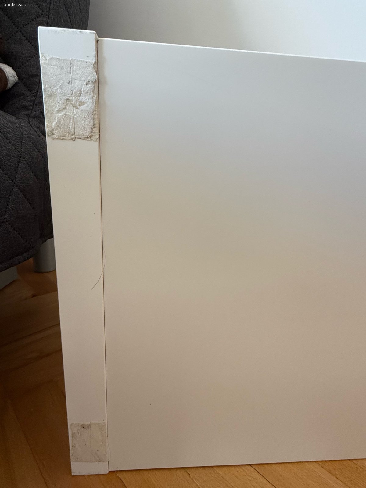 policový diel Kallax. Darujem policový diel zo série Kallax (Ikea). Funkčný a zachovaný. Na spodnej strane škrabanec a nálepka. Rozmery 42 x 147 cm.