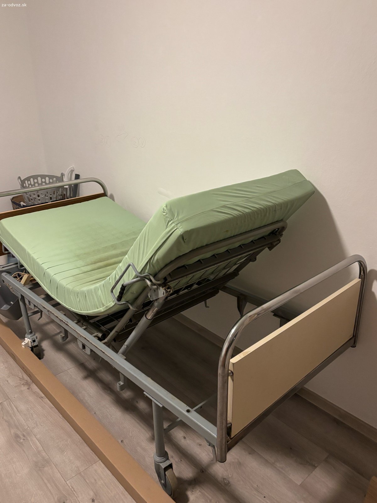 Polohovateľná posteľ. Polohovateľná sklápacia posteľ
Kolieska so zabezpečením proti pohybu
Matrac s gumeným povrchom