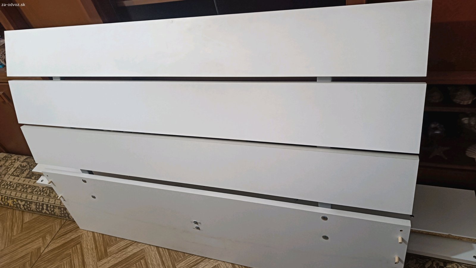 Posteľ 140x200. Darujem za odvoz relatívne veľkú posteľ 140x200 aj s matracom. Ten je už trochu vyležaný, ale stále použiteľný. Posteľ mala pôvodne tenké kovové lišty, ktoré držali rošt, ale časom sa vytrhali a ohli. Opravil som to a fungovala ďalšie dva roky. Určite bude slúžiť aj naďalej. Stačí len vyprať povlečenie matraca (bolo v čistiarní pred troma mesiacmi).
