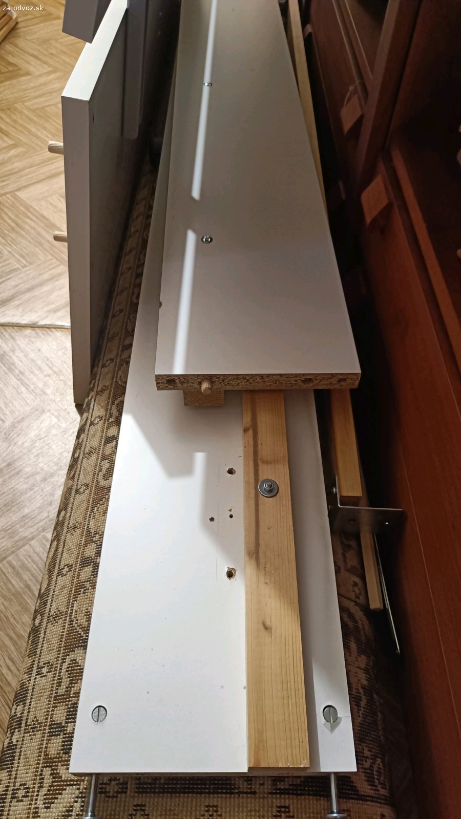 Posteľ 140x200. Darujem za odvoz relatívne veľkú posteľ 140x200 aj s matracom. Ten je už trochu vyležaný, ale stále použiteľný. Posteľ mala pôvodne tenké kovové lišty, ktoré držali rošt, ale časom sa vytrhali a ohli. Opravil som to a fungovala ďalšie dva roky. Určite bude slúžiť aj naďalej. Stačí len vyprať povlečenie matraca (bolo v čistiarní pred troma mesiacmi).