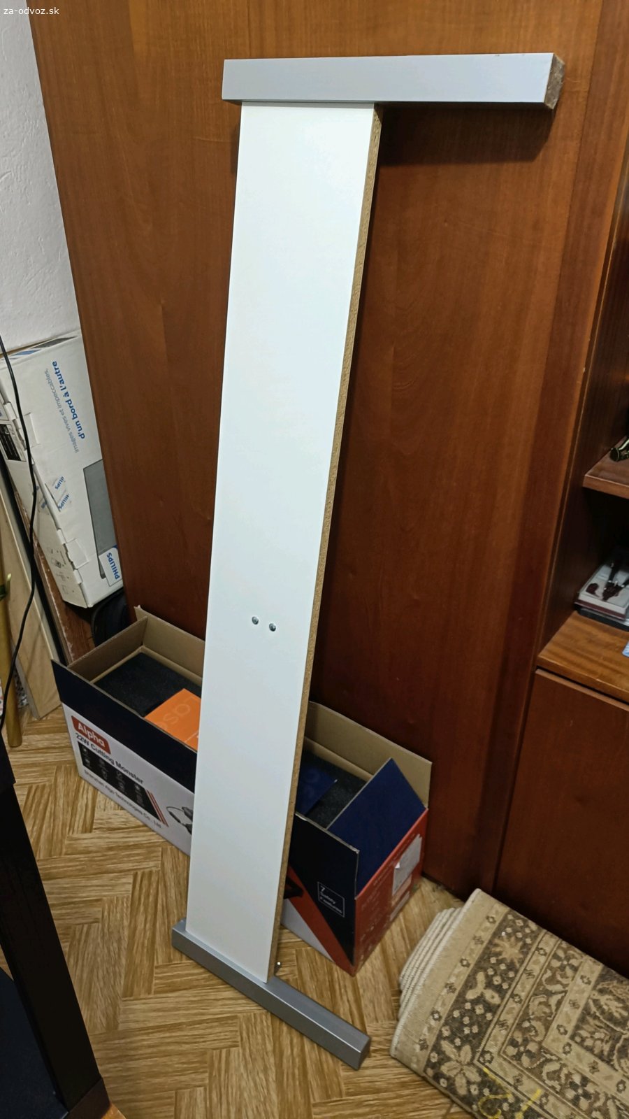 Posteľ 140x200. Darujem za odvoz relatívne veľkú posteľ 140x200 aj s matracom. Ten je už trochu vyležaný, ale stále použiteľný. Posteľ mala pôvodne tenké kovové lišty, ktoré držali rošt, ale časom sa vytrhali a ohli. Opravil som to a fungovala ďalšie dva roky. Určite bude slúžiť aj naďalej. Stačí len vyprať povlečenie matraca (bolo v čistiarní pred troma mesiacmi).