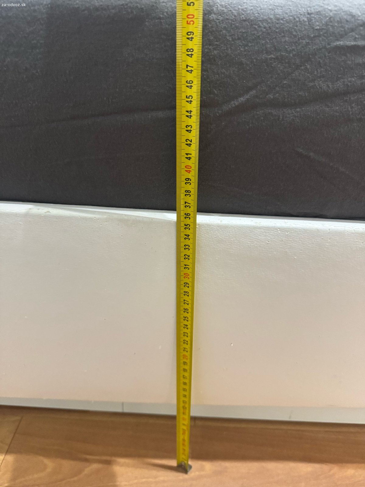 Posteľ 180x200. Staršia no pevná posteľ nemeckej výroby. Bez úložného priestoru.

Koženka je miestami zodratá od mačky, inak jej nič nechýba. Iba korpus.

Posteľ je v demonte. 

Osobne TN. Nemám možnosť vám to doviezť.