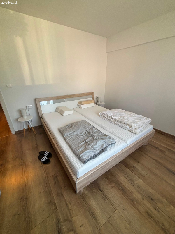 postel bez madracu