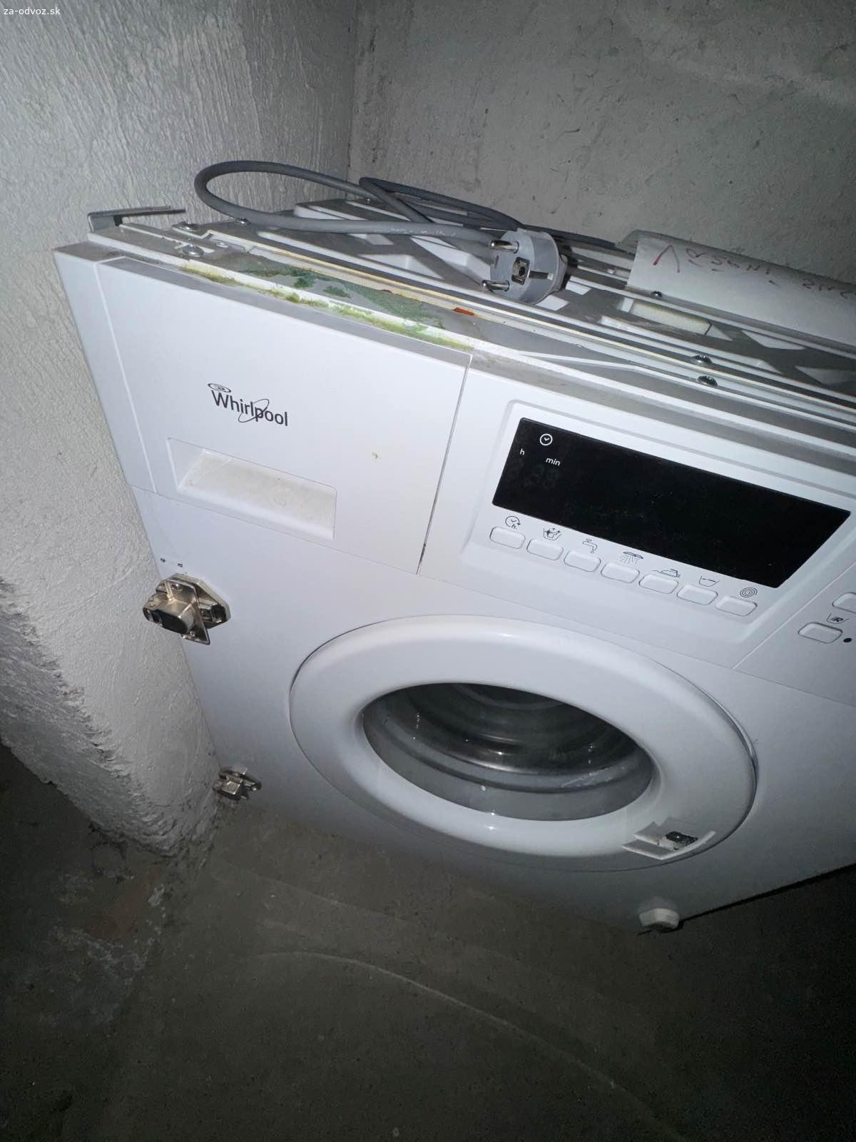 REZERVOVANE - Pracka Whirlpool. Darujem funkčnú malú práčku. Je staršia a ma pokazené otváranie dveri (je potrebné použiť nejaký nástroj na jeho otvorenie, inak dvere sú bezchybne. Tiež je tam zasunuté - ale tiež funkčne, tlačítko spustenia prania) vid fotky. Každopádne pracka funguje a dobre perie. Mala by mať objem pradla 5-6kg  
Rozmery:
60cm šírka, 53cm hĺbka a Vyska je 82cm