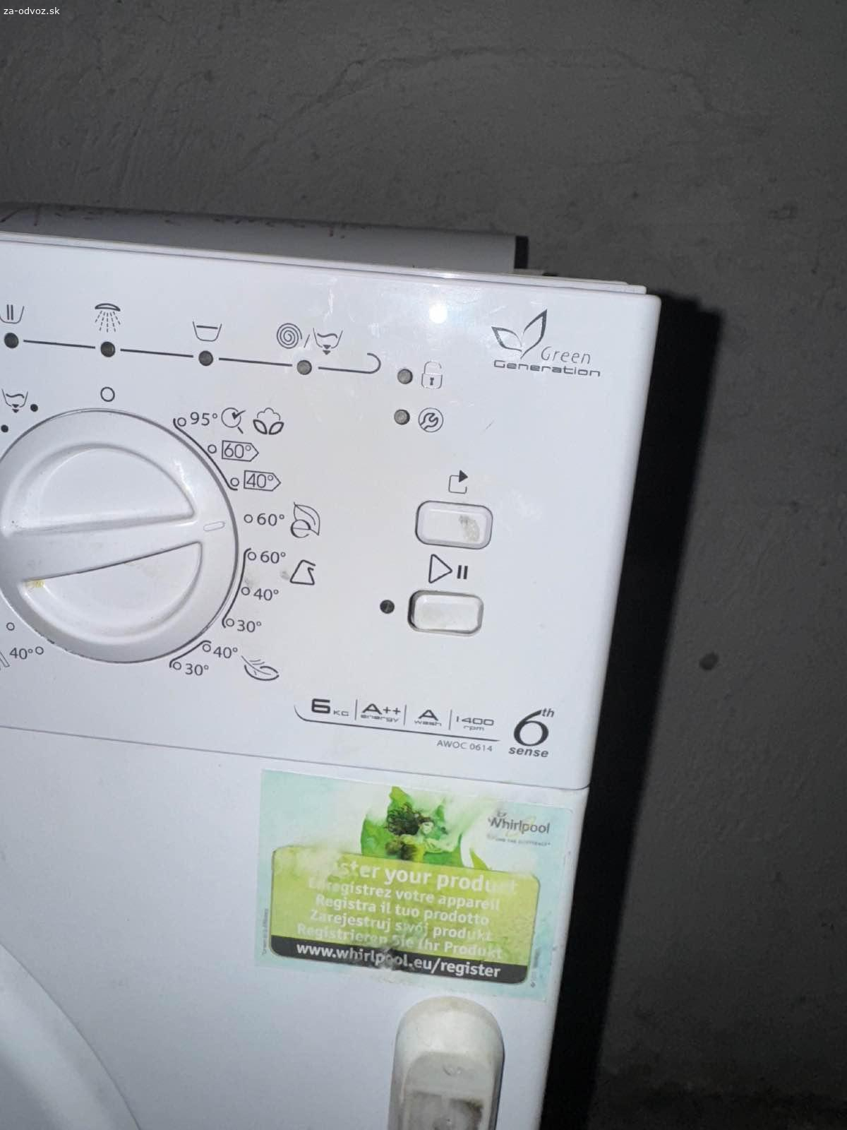 REZERVOVANE - Pracka Whirlpool. Darujem funkčnú malú práčku. Je staršia a ma pokazené otváranie dveri (je potrebné použiť nejaký nástroj na jeho otvorenie, inak dvere sú bezchybne. Tiež je tam zasunuté - ale tiež funkčne, tlačítko spustenia prania) vid fotky. Každopádne pracka funguje a dobre perie. Mala by mať objem pradla 5-6kg  
Rozmery:
60cm šírka, 53cm hĺbka a Vyska je 82cm