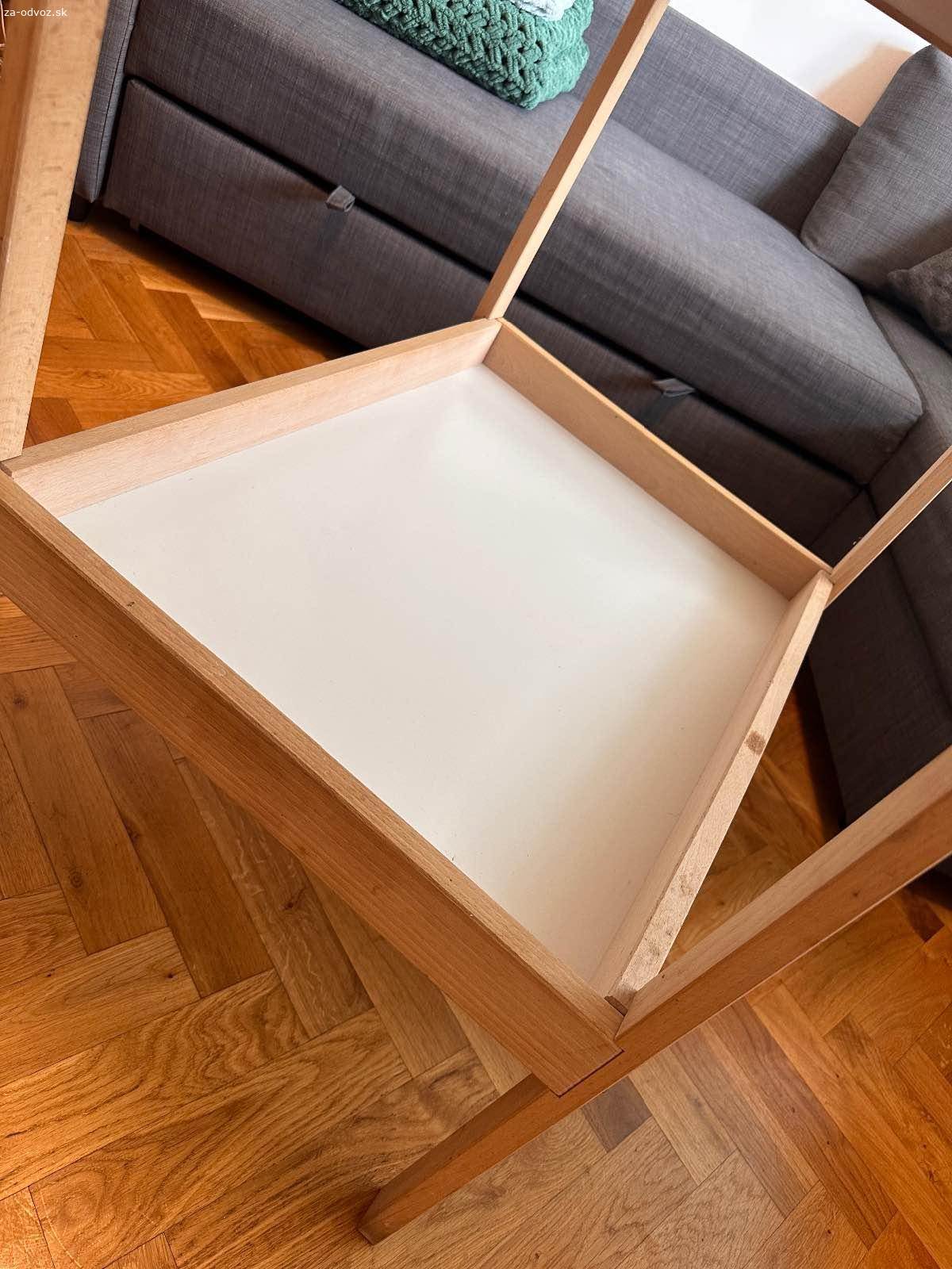 Prebaľovací pult IKEA. Darujem za odvoz prebaľovací pult IKEA v dobrom stave. K tomu vešiačiky a závesné nádobky. K poduške sú 2 obliečky ale už trošku fľakaté. Poduška má vrchný a spodný obvod už sfuknutý :/
Pult používame stále, ale už to chceme posunút.
Rozmer: výska 86,5 cm x šírka 53,5 cm x hrubka 72cm.