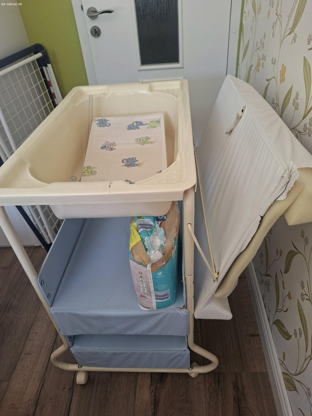 Prebaľovaci pult s vanickou