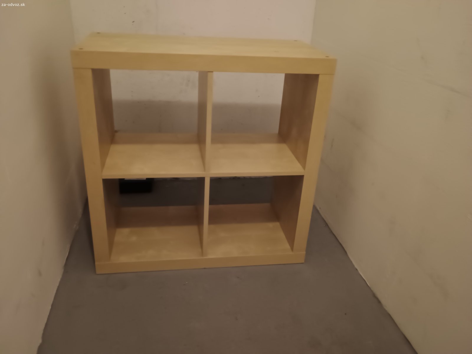 Regál IKEA KALLAX (2x2) – svetlé drevo / breza. Darujem policový diel / regál v štýle IKEA KALLAX so 4 okienkami (rozmer 2x2) v peknom svetlom prevedení (dekor dreva / breza). 
​Stav: Poškodenie na jednej strane, viď foto. 
​Rozmery (cca): 77 x 77 cm, hĺbka 39 cm.

Len osobný odber v Dunajskej Lužnej