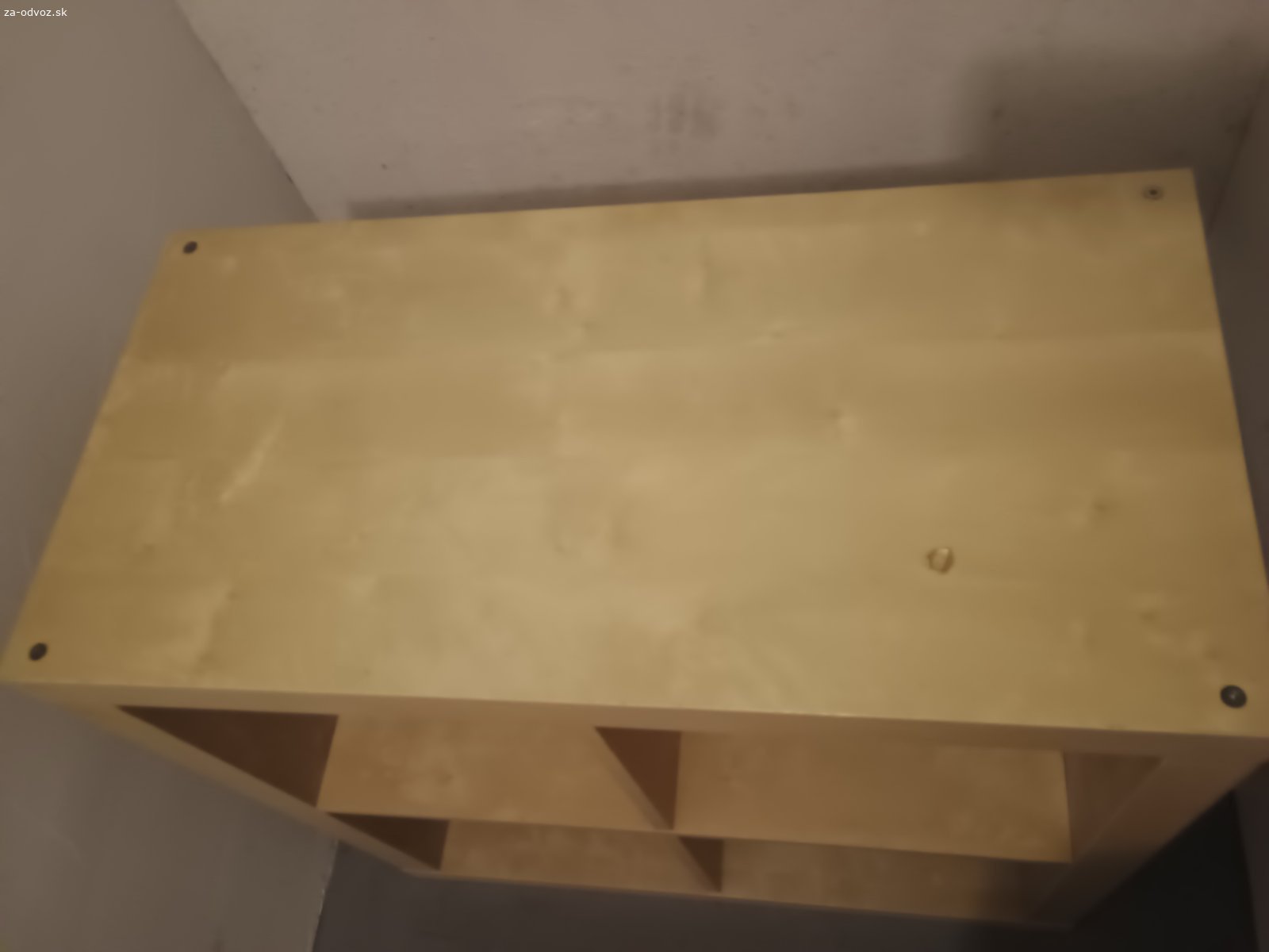 Regál IKEA KALLAX (2x2) – svetlé drevo / breza. Darujem policový diel / regál v štýle IKEA KALLAX so 4 okienkami (rozmer 2x2) v peknom svetlom prevedení (dekor dreva / breza). 
​Stav: Poškodenie na jednej strane, viď foto. 
​Rozmery (cca): 77 x 77 cm, hĺbka 39 cm.

Len osobný odber v Dunajskej Lužnej