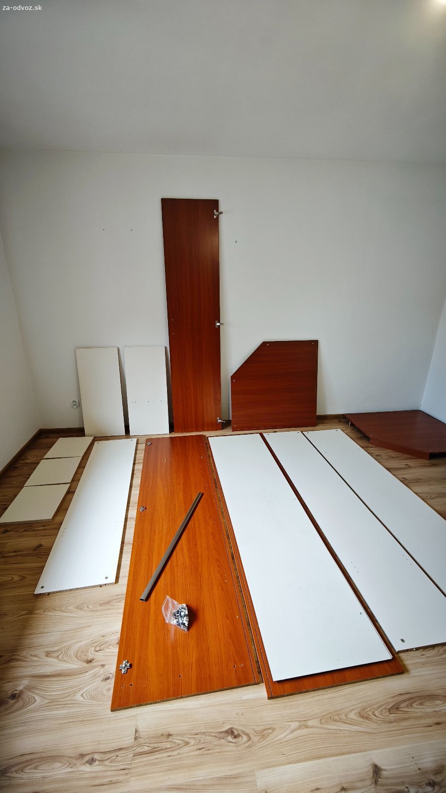 Rohová skriňa. Darujem rohovú skriňu výšky 220cm, bočné steny 58cm, dvierka 50cm, znaky bežného používania, skriňa je v demonte.