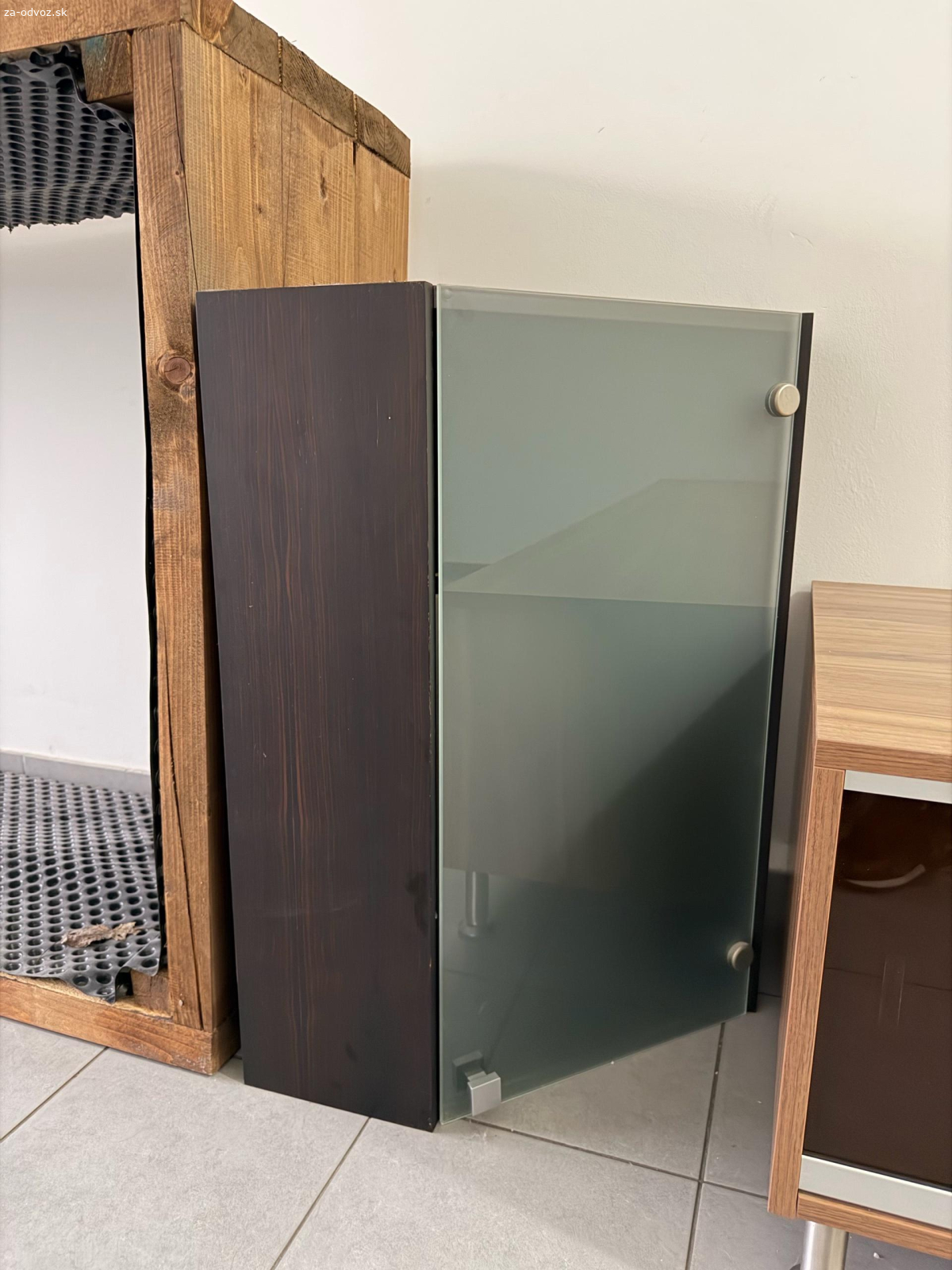 rohova zavesená skrinka kúpeľňa