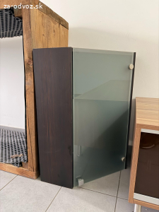 rohova zavesená skrinka kúpeľňa