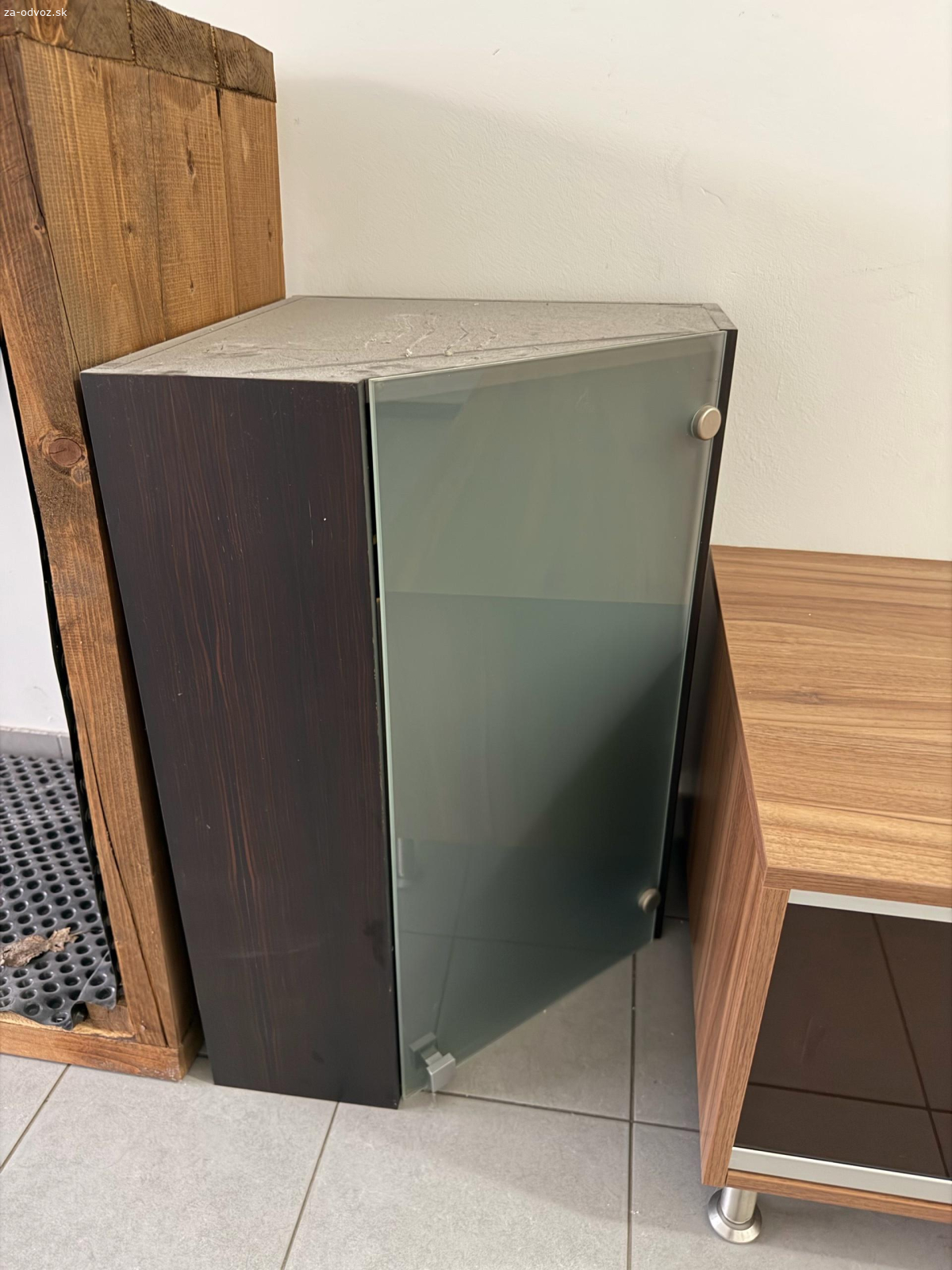 rohova zavesená skrinka kúpeľňa