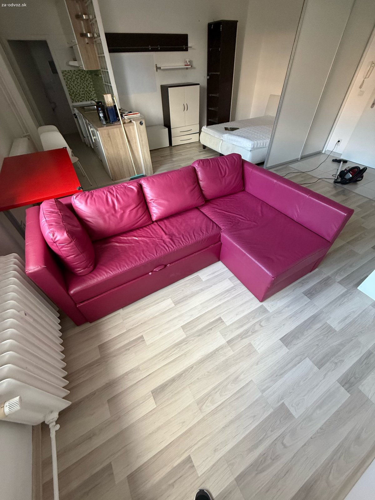 Rozkladací gauč s ležadlom 230x150cm. Darujem červený koženkový gauč s ležadlom. Je rozkladací, mierne známky opotrebenia v časti kde sa rozkladá na posteľ. (vidno na foto) Inak podľa mňa v dobrom stave.

Prosim pisat SMS. Zavolam hned ako to bude mozne.
