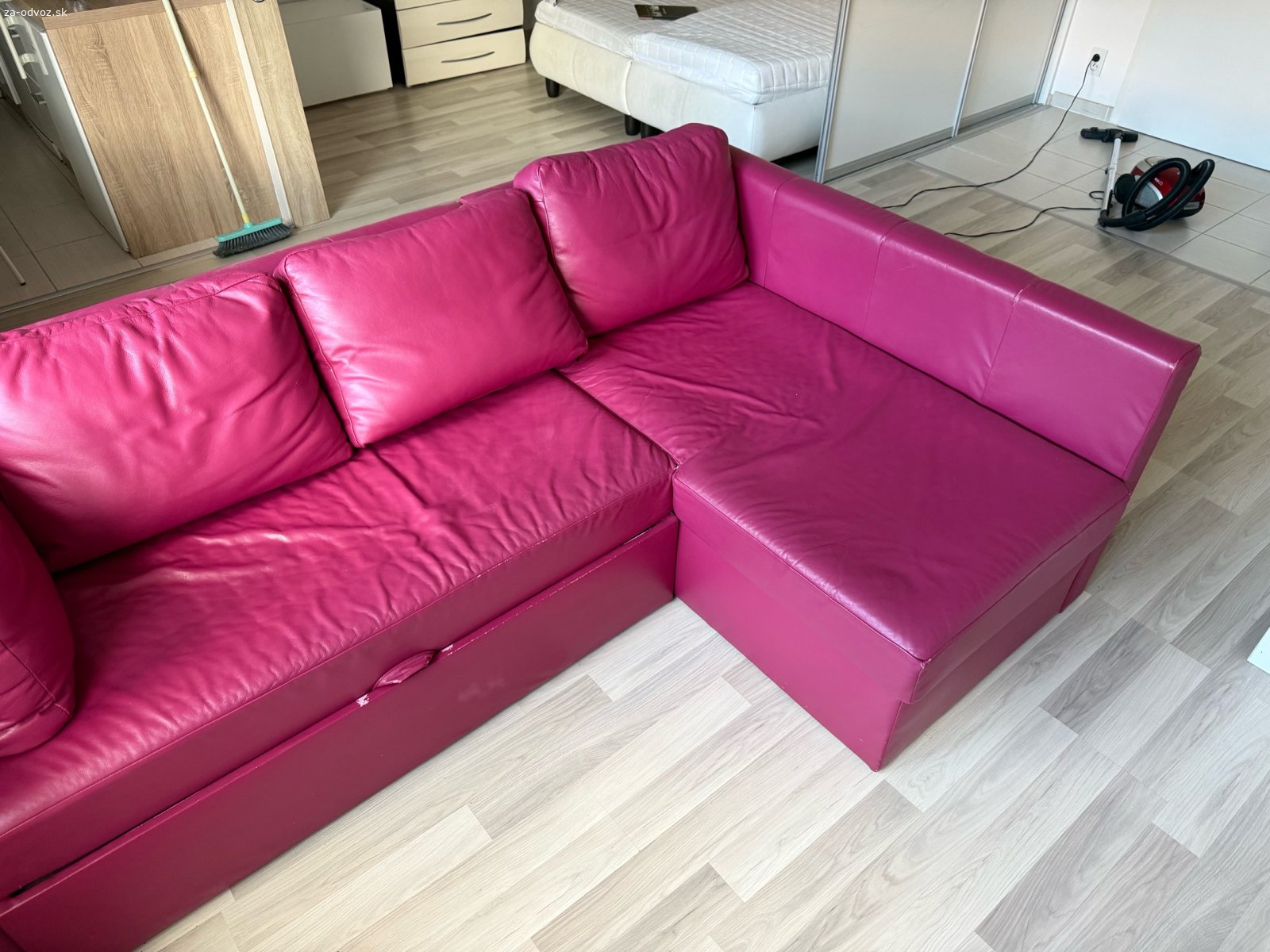 Rozkladací gauč s ležadlom 230x150cm. Darujem červený koženkový gauč s ležadlom. Je rozkladací, mierne známky opotrebenia v časti kde sa rozkladá na posteľ. (vidno na foto) Inak podľa mňa v dobrom stave.

Prosim pisat SMS. Zavolam hned ako to bude mozne.