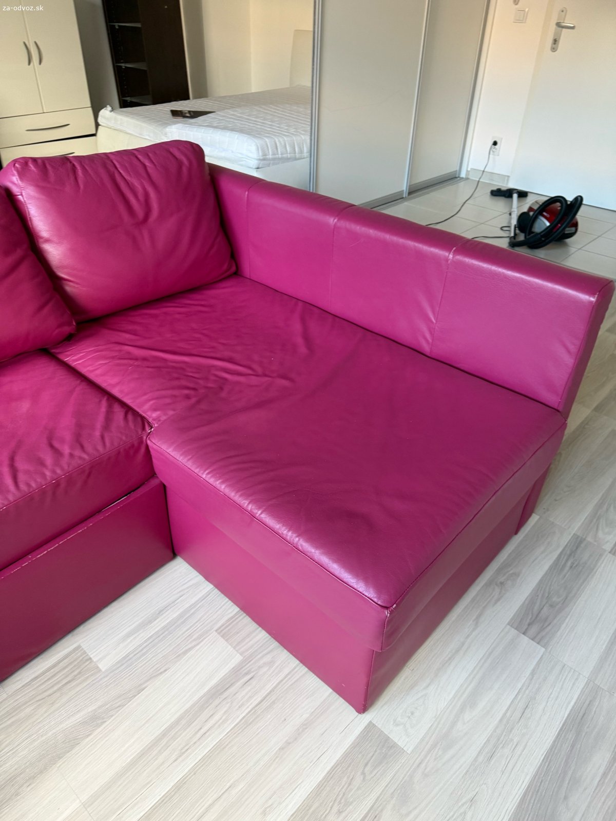 Rozkladací gauč s ležadlom 230x150cm. Darujem červený koženkový gauč s ležadlom. Je rozkladací, mierne známky opotrebenia v časti kde sa rozkladá na posteľ. (vidno na foto) Inak podľa mňa v dobrom stave.

Prosim pisat SMS. Zavolam hned ako to bude mozne.