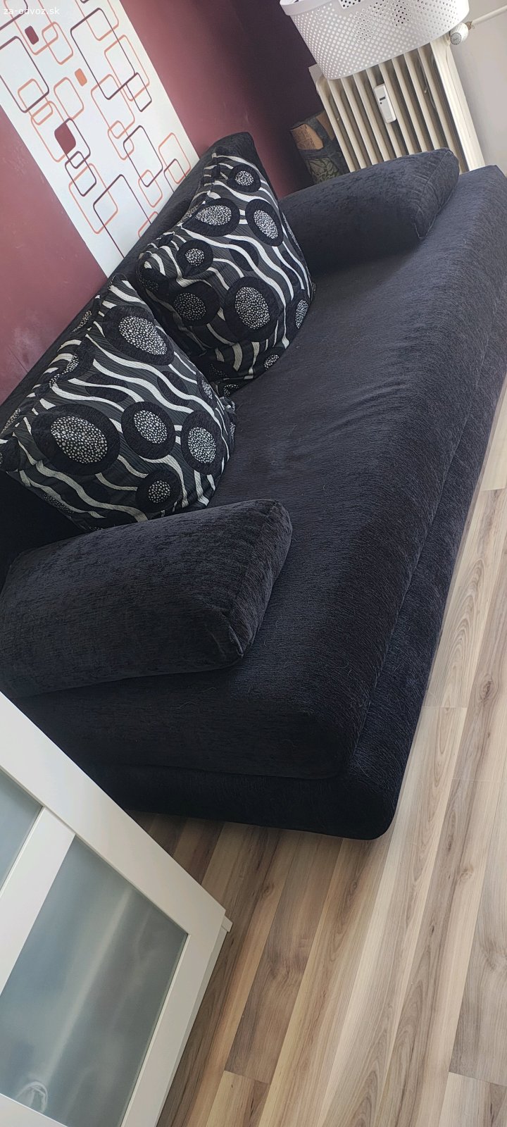 Rozkladací gauč. Darujem za odvoz rozkladací gauč s úložným priestorom. Rozmery zložený: 200*90 CM, rozložený: 200*140 CM. Na jednom rohu poškodené čalúnenie od slnka (zafarbené)