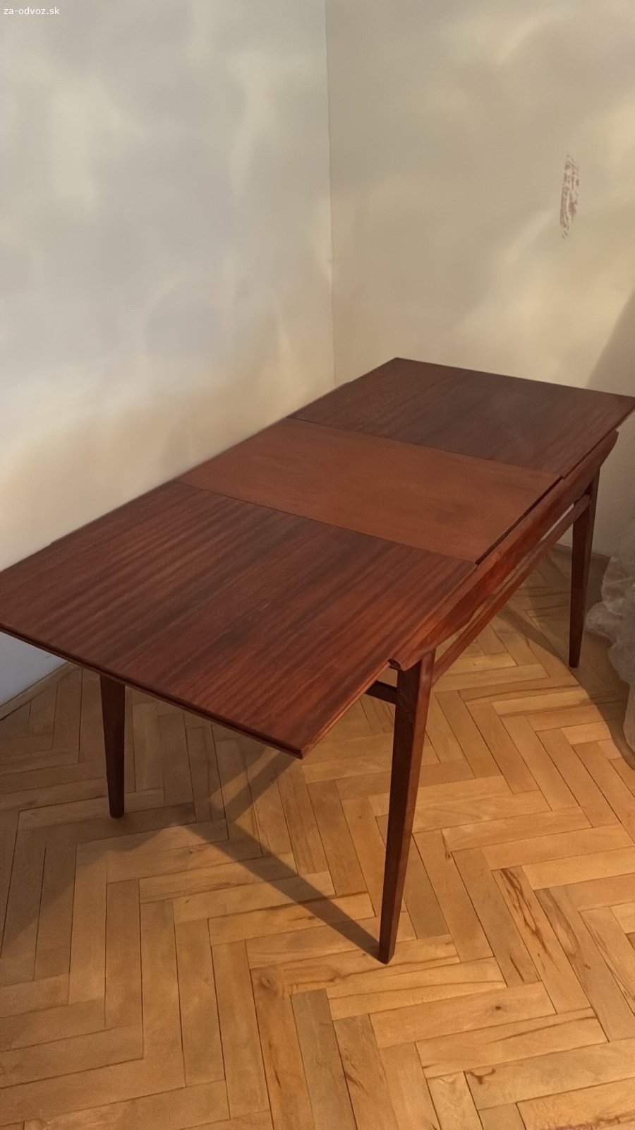 Rozkladací stôl bez stoliciek. Darujem tento zachovlý rozkladací stôl. stolicky uz boli darovane za odvoz. Inzerat platný do zmazania.