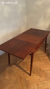 Rozkladací stôl bez stoliciek