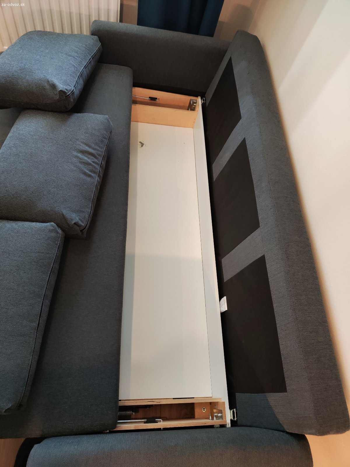 Rozkladacia pohovka IKEA FRIHETEN. Darujem túto použitú rozkladaciu 3-pohovku (gauč/posteľ). Je v dobrom stave, ale nesie známky používania. Nemá žiadne fľaky ani na ňu nebolo nič vyliate.

Dostupná na odvoz 29.-30.9. v Bratislave-Petržalke.

Zabezpečenie odvozu nutné.