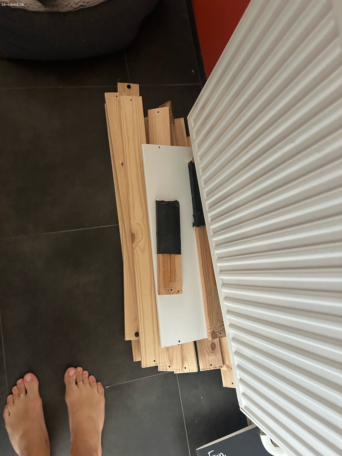 rozkladacía posteľ Ikea Hemnes. Darujem rozkladaciu posteľ IKEA HEMNES (80 × 200 cm). Posteľ je funkčná, ale jedna výsuvná časť (zásuvka/spodná konštrukcia) je poškodená a potrebuje opravu. Všetky diely sú k dispozícii, šikovný človek si ju vie opraviť. Darujem bez matraca. Za odvoz. keď máte záujem, prosím, volať