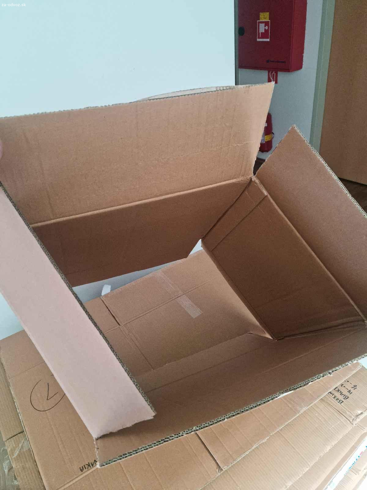 Rozložené pevné krabice