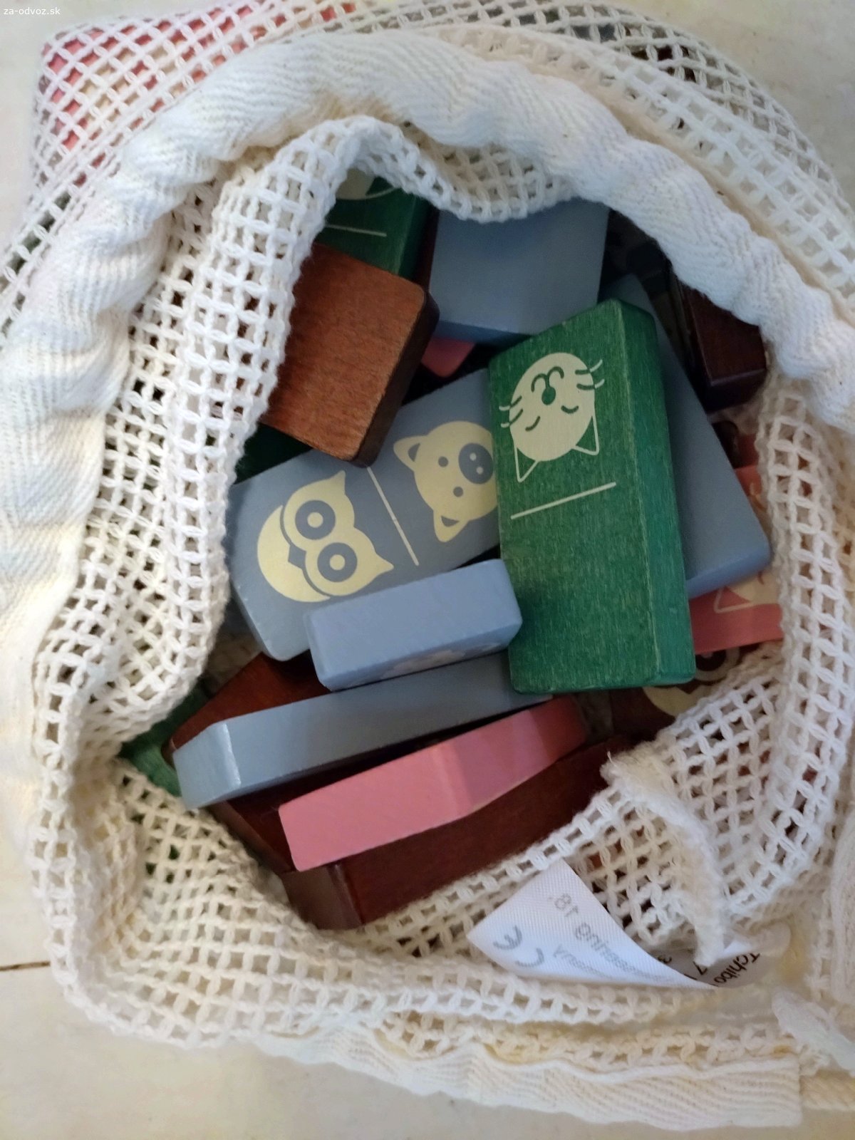 rôzne hračky. darujem rôzne hračky, prevažne zachované:

drevené puzzle (sova a motýľ)

drevené počítadlo

drevené domino s obrázkami zvierat

drevené figúrky zvierat

len osobný odber v KE

kontakt mailom