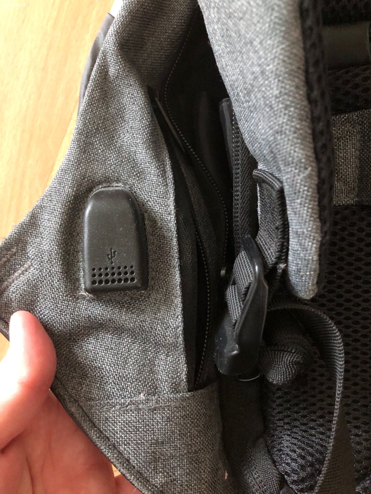 Ruksak. Darujem pevny a odolny ruksak, ma vela priecinkov, aj na ntb aj drobnosti, len treba prisit putko-druhe je ok. ma vstavanu koncovku na nabijanie z powerbanky. 
Len osobny odber BA-Petrzalka