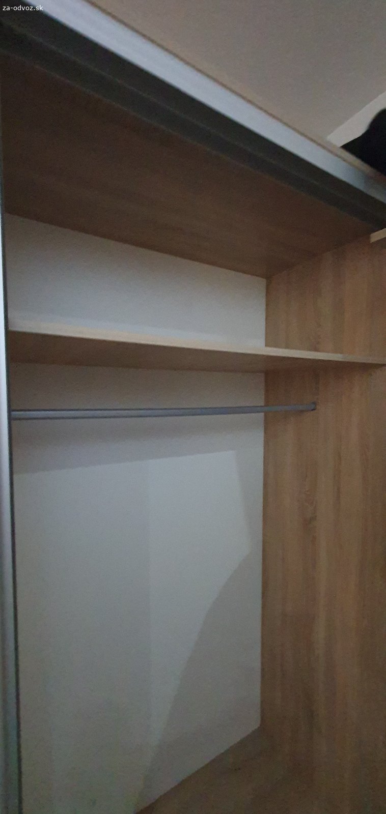 šatník s posuvnými dverami. Darujem za odvoz šatník s posuv. dverami ,dekr-dub sonoma,Rozmery-výška 2150mm,hĺbka 600mm,
šírka 2000mm.Dve posuv. dvere,v ľavej časti štyri police,v pravej polica a kovová veš. tyč.
Šatník je demontovaný.Nachádza sa na I.poschodí.
Odber -sobota,nedeľa