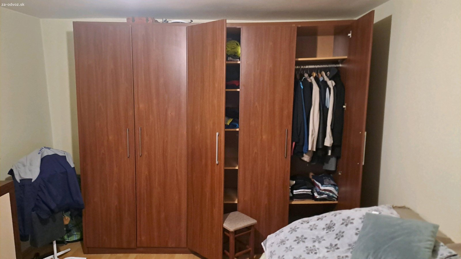 Šatníkova skriňa š256 x v223. Šatníkov skriňa, otváranie po stranach dvere, stred police.
15 ročná,  zachovalá.