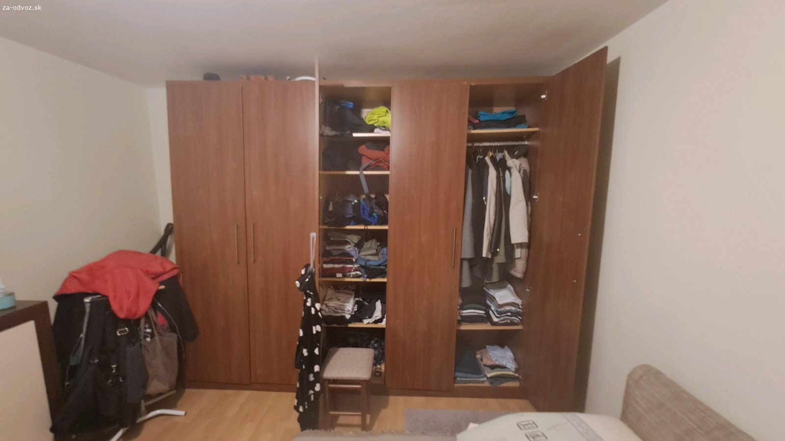 Šatníkova skriňa š256 x v223. Šatníkov skriňa, otváranie po stranach dvere, stred police.
15 ročná,  zachovalá.