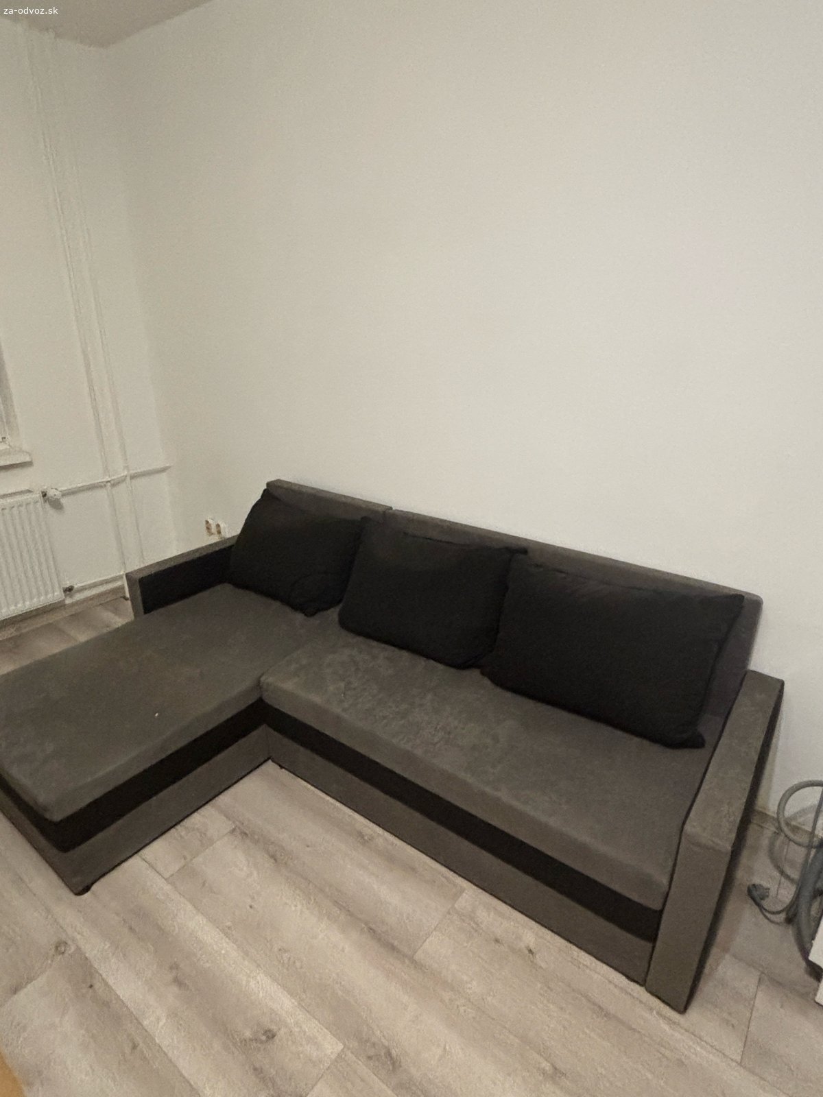 Sedacia súprava. Darujem  za odvoz zachovalú rozkladaciu sedaciu súpravu s úložným priestorom
Rozmery: 180 x 140 cm
Nedostatok: Na jednom mieste popalená poťahovina z ohorku cigarety