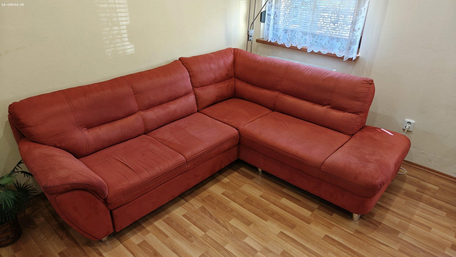 Sedačka za odvoz. Darujem za odvoz rozkladacia sedačku 
rozmery 240x205 cm.
Osobný odber Cífer.