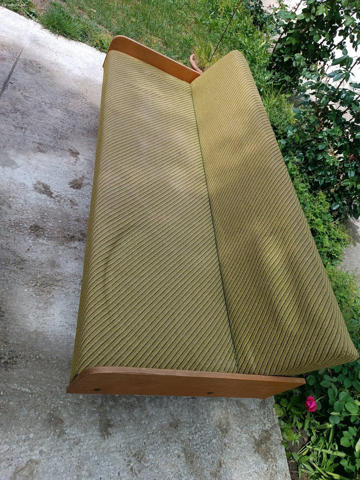 Sklapacia Váľanda. Darujem retro sklapaciu váľendu
188x54x36
keď je sklopená na posteľ 
188x90