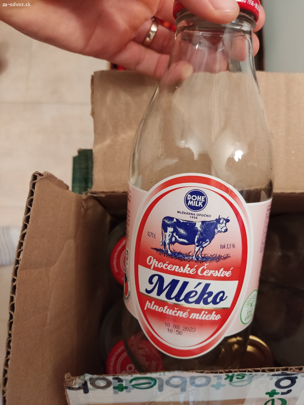 Sklenene flase od mlieka