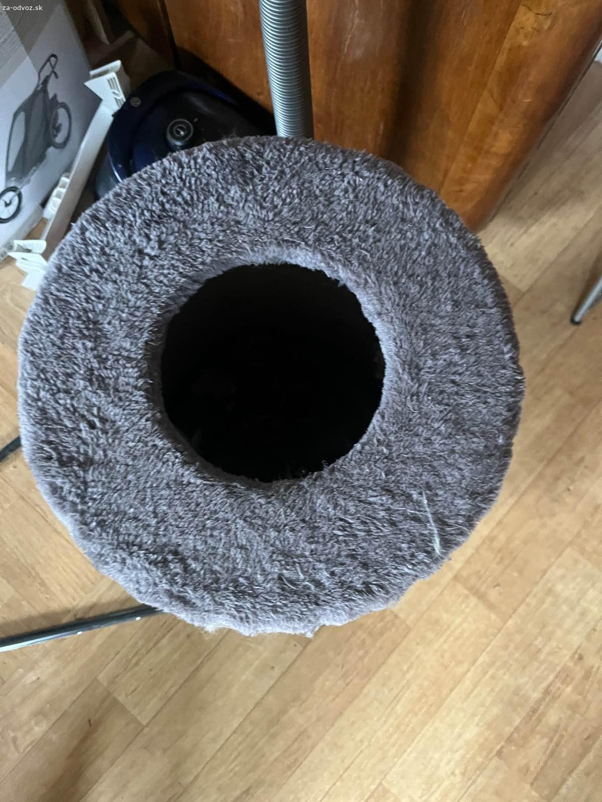 Škrabadlo a domček pre mačky