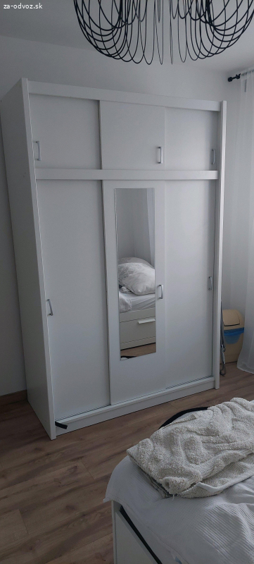 skriňa s posuvnými dverami